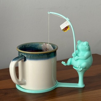 Dekoratif 3D Çay Demleme Aparatı: Oltalı Kurbağa Bardak Altlığı