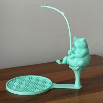 Dekoratif 3D Çay Demleme Aparatı: Oltalı Kurbağa Bardak Altlığı