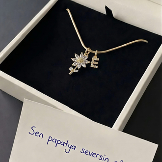 Harfli Papatya kolye