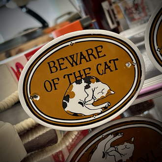 Garnier Co. 'Beware of the Cat' Emaye Tabela
