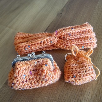 Turuncu Pullu Örgü Set – Cüzdan, Saç Bandı ve Kulaklık Kılıfı