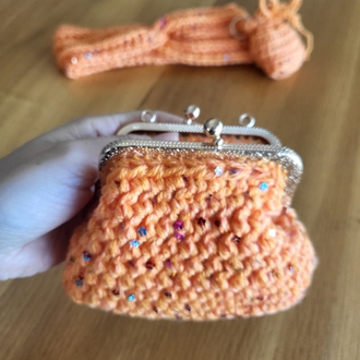 Turuncu Pullu Örgü Set – Cüzdan, Saç Bandı ve Kulaklık Kılıfı