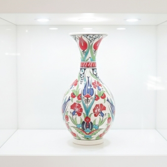 Çini desenli vazo