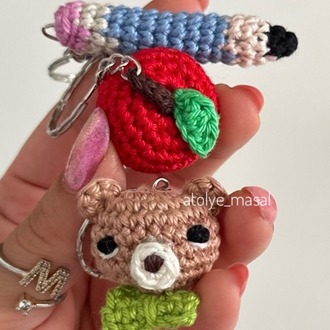 Mini Amigurumi Anahtarlık Seti – Elma, Ayıcık, Kalem | Cute Handmade Charms