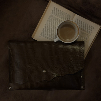 ATRA PLI 01 — BRUNE Deri Laptop Kılıfı