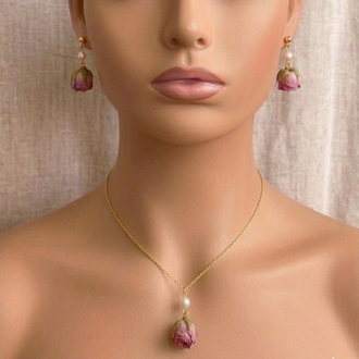 Pembe gerçek gül küpe ( Tasarımda eğer inci isterseniz seçeneklerden işaretleyebilirsiniz) 