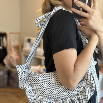 Siyah beyaz fırfırlı moonbag