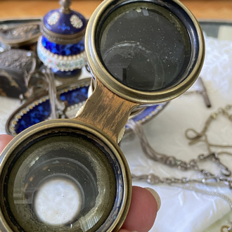 Londra üretimi, kemik (bone) okülerli ve kobalt mavi mine dekorlu opera dürbünü.