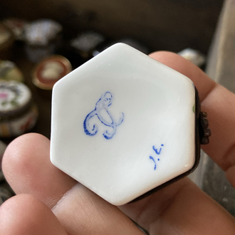 Altıgen Çiçek Desenli Porselen Minyatür Kutu