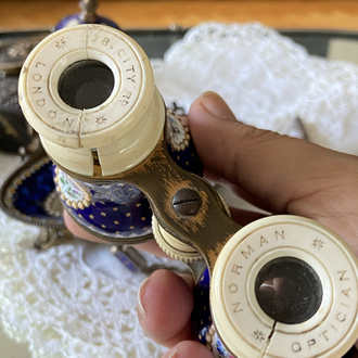 Londra üretimi, kemik (bone) okülerli ve kobalt mavi mine dekorlu opera dürbünü.