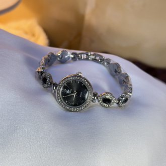 SWAROVSKİ SİYAH İNCİ KADIN KOL SAATİ