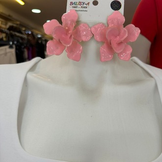 Toz Pembe Çiçek Detaylı Küpe