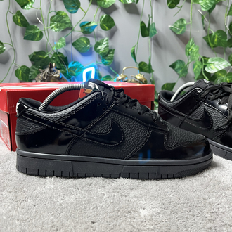 Nike Dunk Low. Parlak siyah