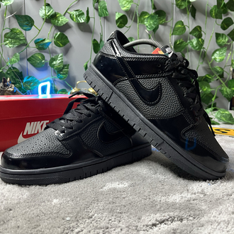 Nike Dunk Low. Parlak siyah