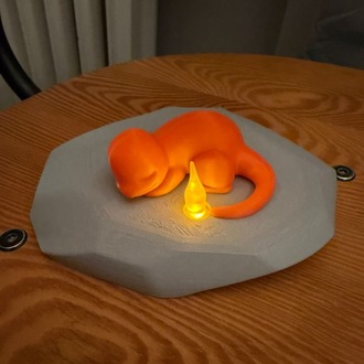 Uyuyan Charmander Tasarımlı LED Mumluk – Dekoratif Ortam Aydınlatma & Hediye Seçeneği