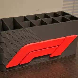 F1 Temalı Çok Bölmeli Masaüstü Kalemlik – Formula Yarış Dekorlu Organizer