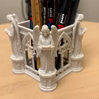 Gotik Katedral Tasarımlı Melek Figürlü Kalemlik ve Masaüstü Organizer