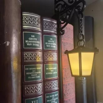 Dekoratif Kitaplık Feneri – Asma Sokak Lambası Tasarımlı Raf Aydınlatması