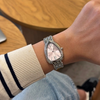 pembe serenay serpenti saat