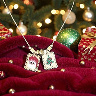 Noel Baba ve Yılbaşı Ağacı Figürlü Yılbaşı Temalı Kolye