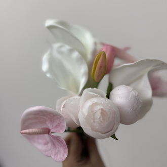 “Blush Ivory Gelin Buketi