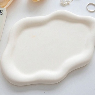Beyaz Asimetrik Bubble Dekoratif Tabak – El Yapımı Taştozu Tabak