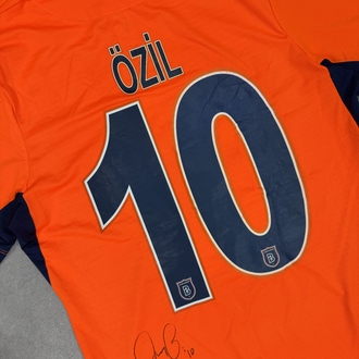 Mesut özel İstanbul Başakşehir imzalı forma