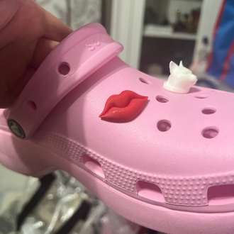 crocs terlik süsü dudak