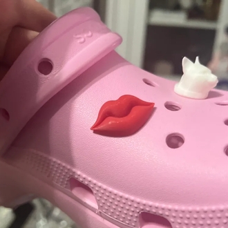 crocs terlik süsü dudak