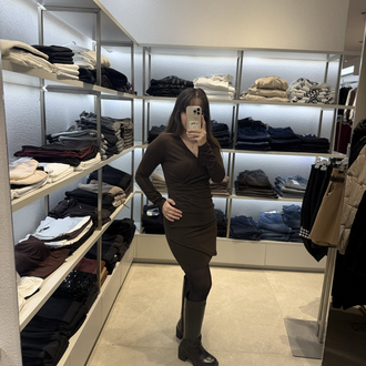 V YAKA DRAPELİ ELBİSE