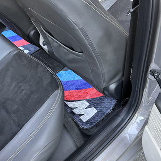 M Logolu Premium Araç Paspas Seti – Siyah Spor Tasarım (4’lü Set)