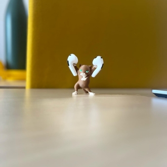 Kulaklık tutan mini kedi
