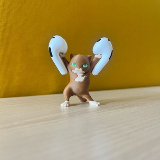 Kulaklık tutan mini kedi