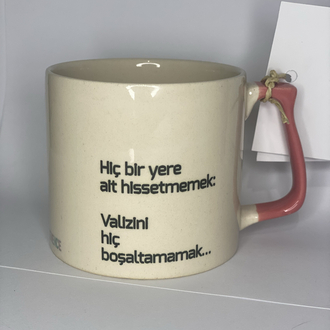 Hiçbir yere ait hissetmeyen birinin bardağı. 