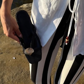 Siyah Hasır Midye Kabuklu Parmak Arası Düz Terlik   Kod: 2212