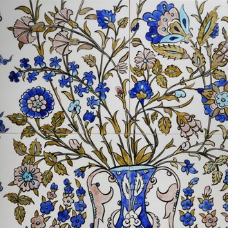 El Yapımı İznik Çini Pano – Lale ve Karanfil Desenli Vazo