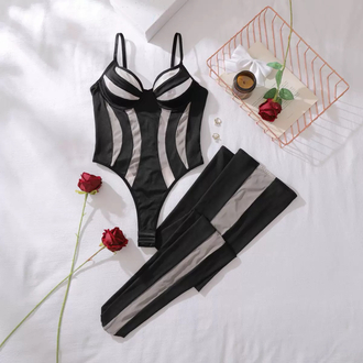 Siyah Bodysuit uyandım