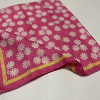 Pembe küçük papatyalar çocuk...