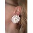 İnci beyazı altın detaylı küpeler