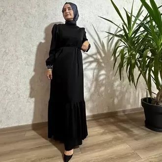 Cashmere Moda Kuşaklı Tam Boy Kolları İncili ve Taşlı Saten Elbise