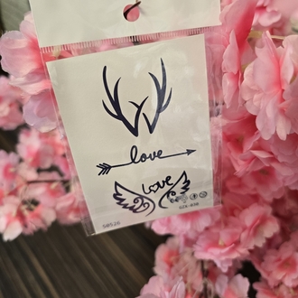 sonradan kararan Kanat ve Love yazı geçici dövme