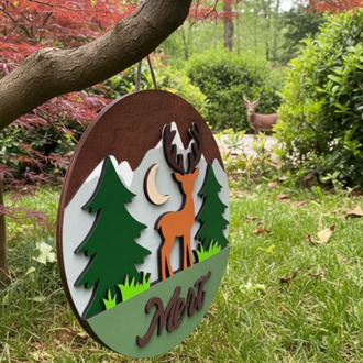 Özel İsimli Ahşap Bebek Kapı Süsü - 30 cm Dağcı Geyik Temalı El Boyaması