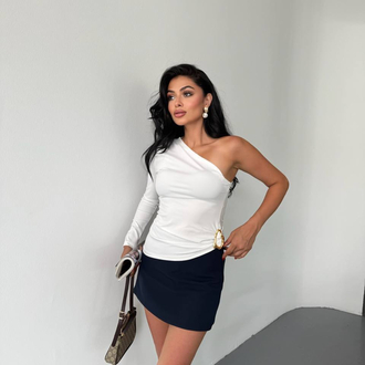 Beyaz omuzu açık crop