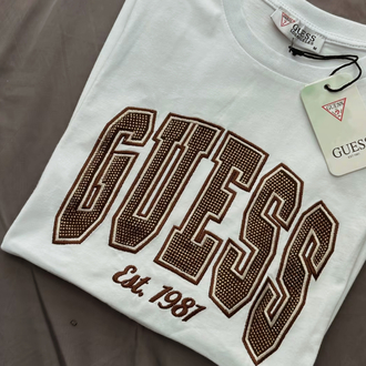 Guess kahverengi taşlı tişört