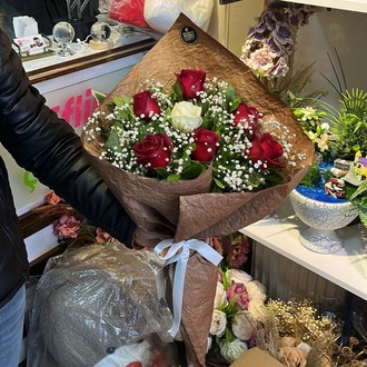 CANLI KIRMIZI (6) BEYAZ (1) GÜL BUKETİ