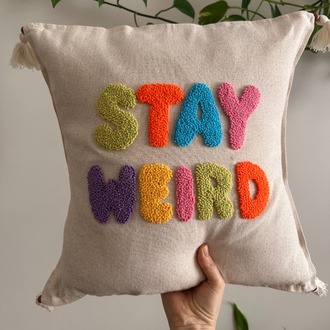 stay weird kırlent