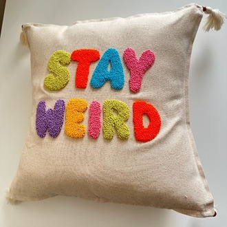 stay weird kırlent
