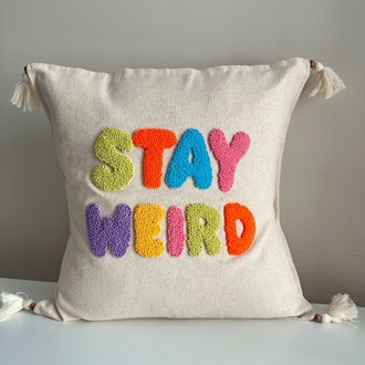 stay weird kırlent