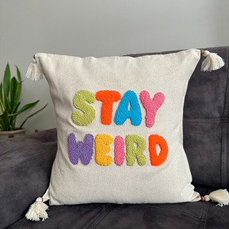 stay weird kırlent