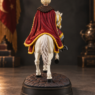 Fatih Sultan Mehmed Atlı Figür 35 cm – Kırmızı Kaftan